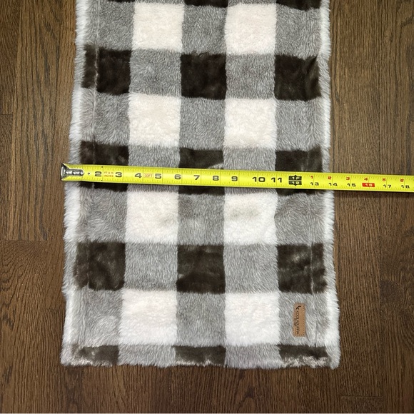 Koolaburra by UGG Faux Fur Taupe/White Checkered Table Runner ~ 70"x14” - Picture 4 of 7